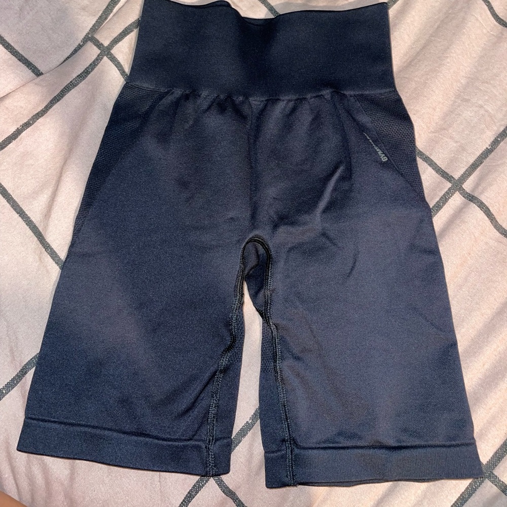 black gymshark 5’ shorts